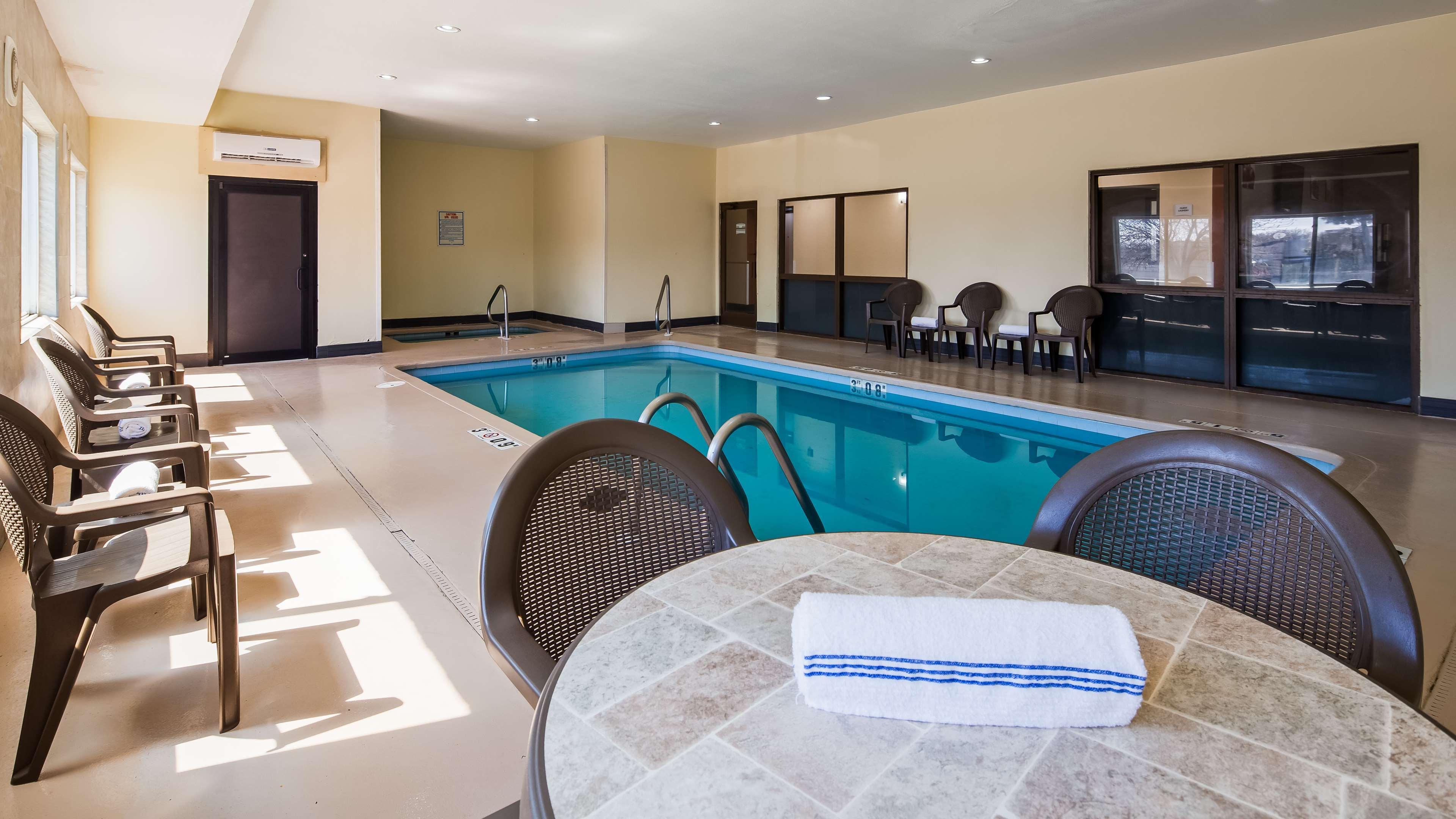 Hotel Surestay By Western Blue Springs